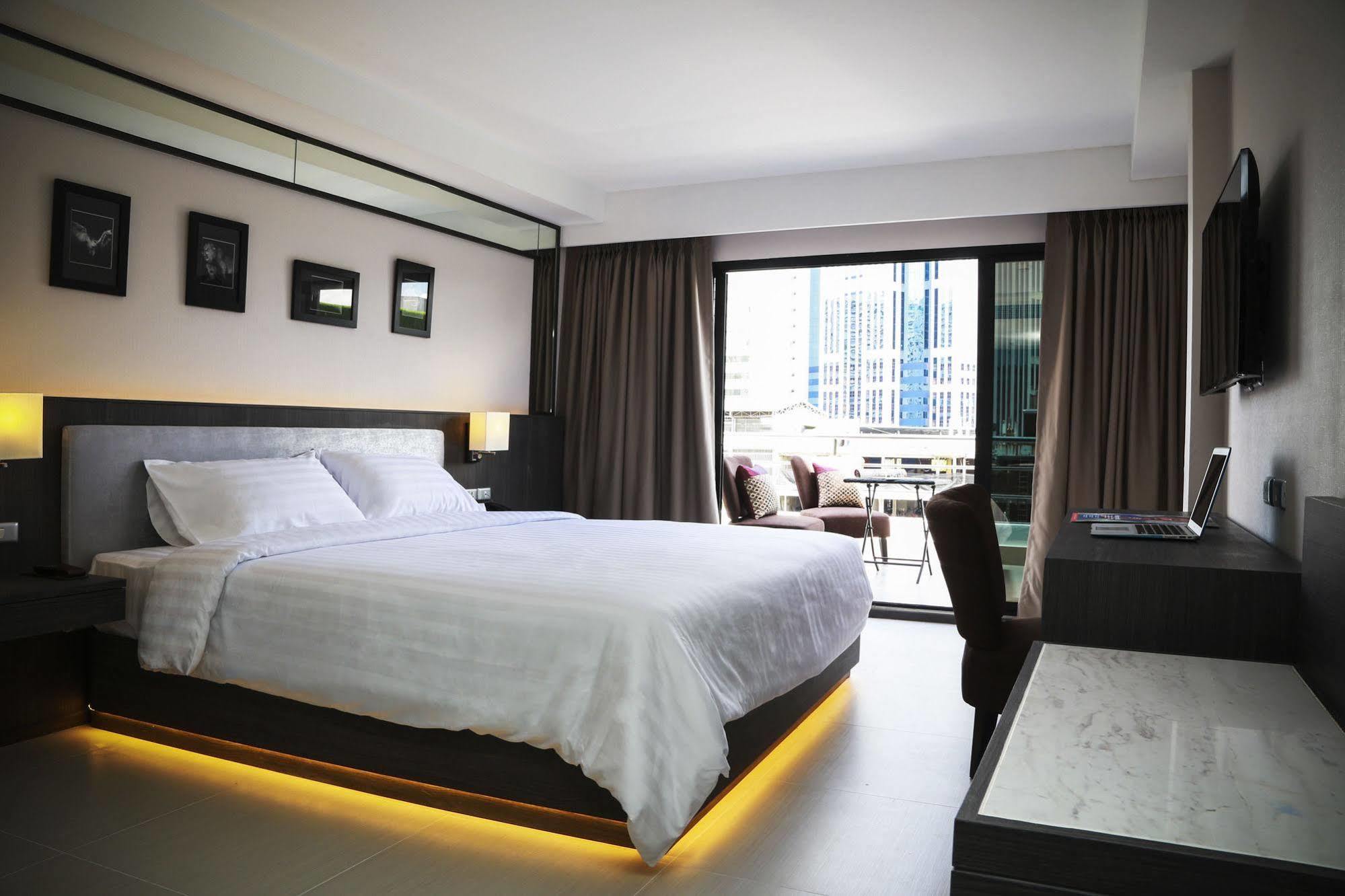 Double One By Aspira Hotel Bangkok Exterior photo